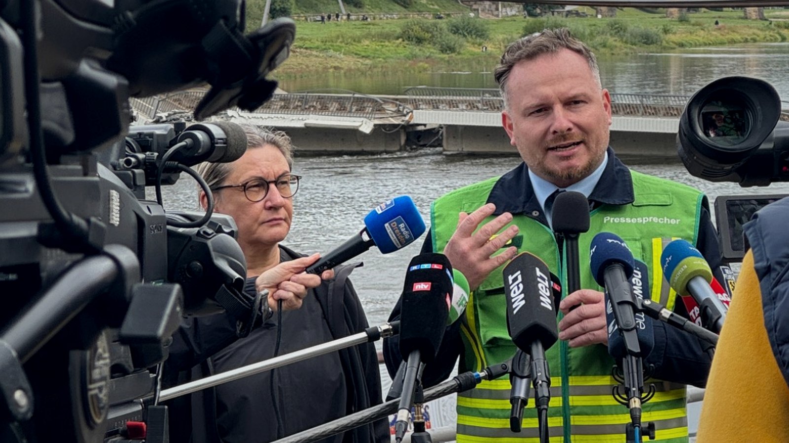 Michael Klahre bei einer Pressekonferenz in einer Einsatzlage